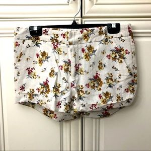 😎Seductions cream floral shorts